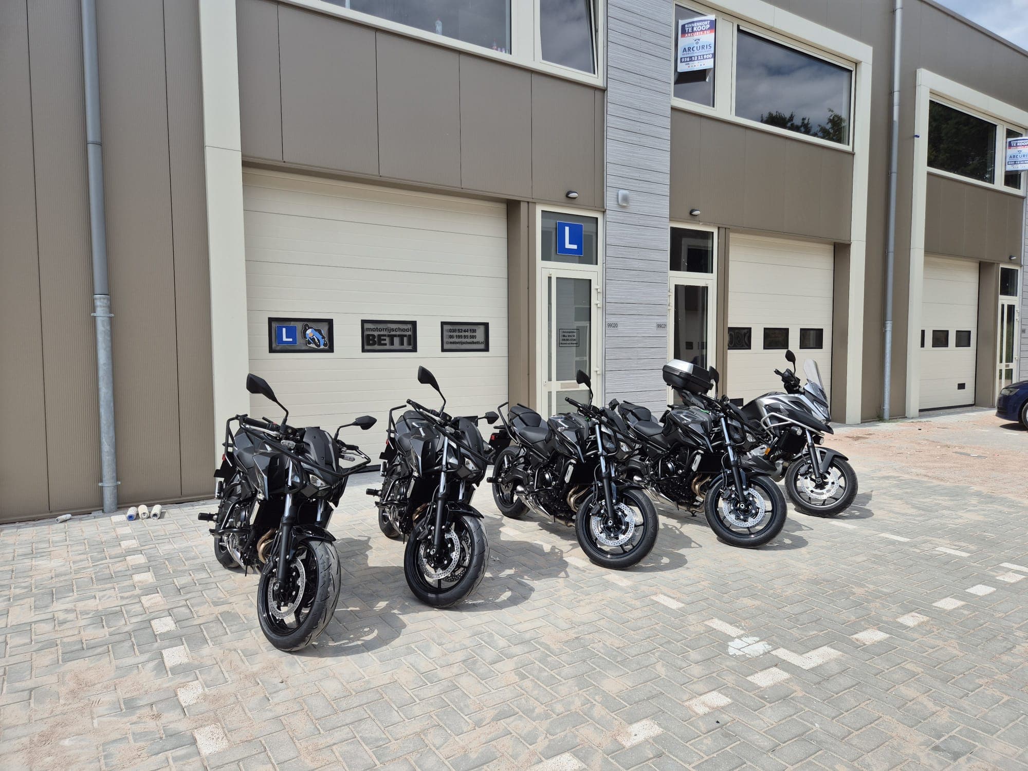 De lesmotoren van Motorrijschool Betti voor het pand aan de Palmpolstraat in Almere