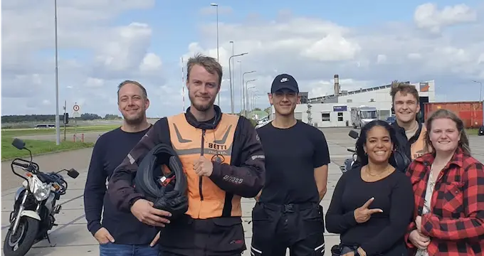 Studenten en instructeur van Motorrijschool Betti na een lesdag