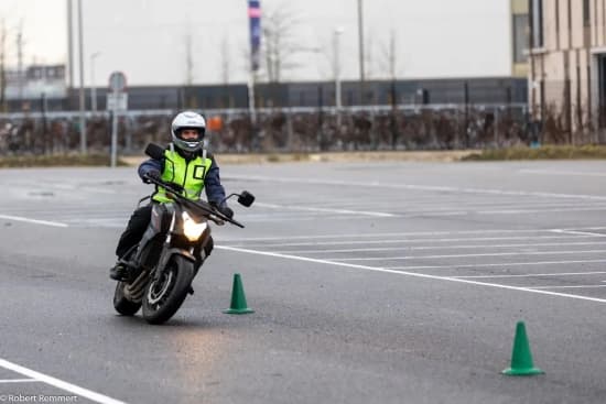Student oefent de slalom tijdens een motorrijles bij Betti